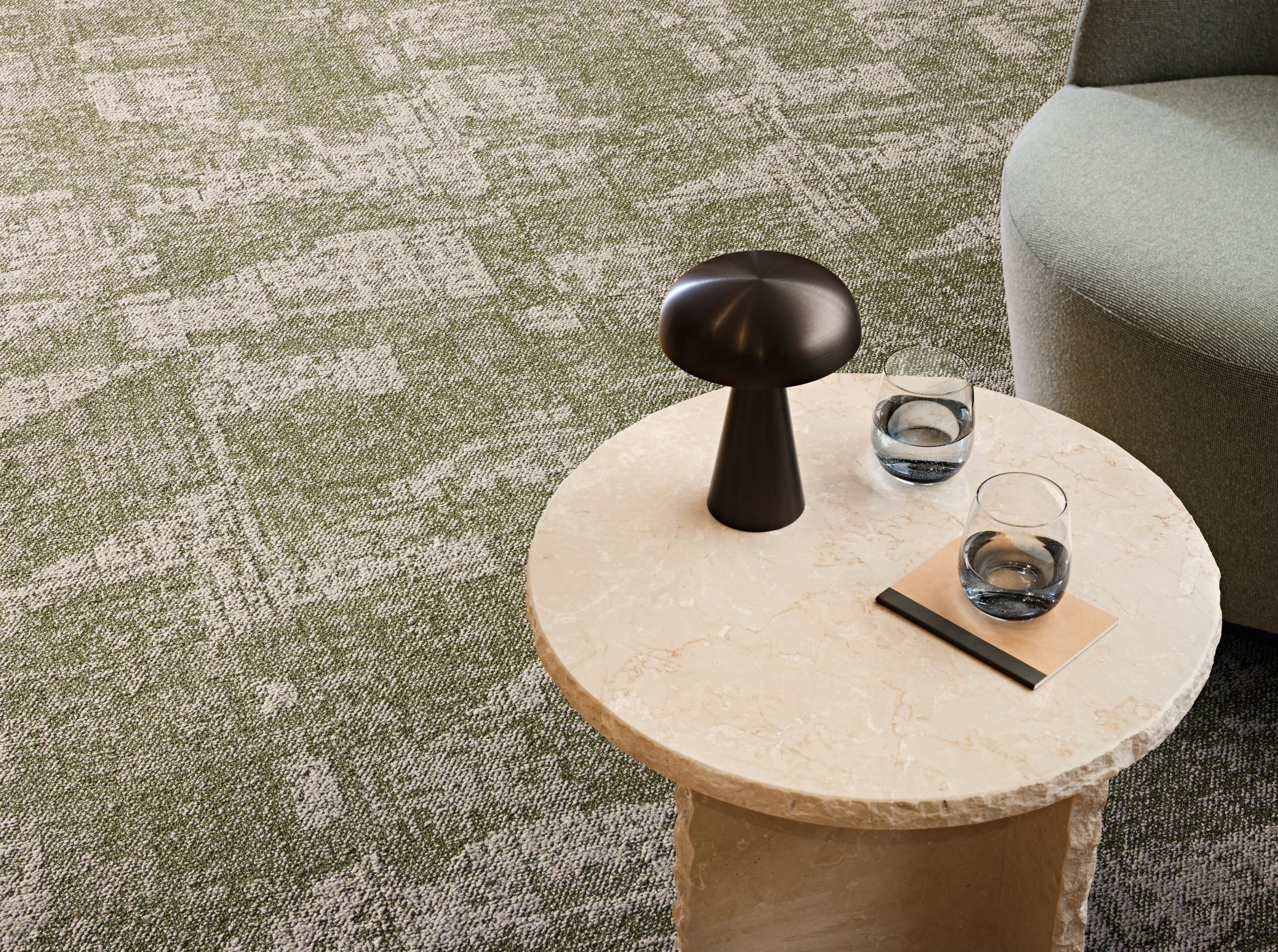 Close-up of Interface Shift Point carpet tile in workplace lobby Bildnummer 2
